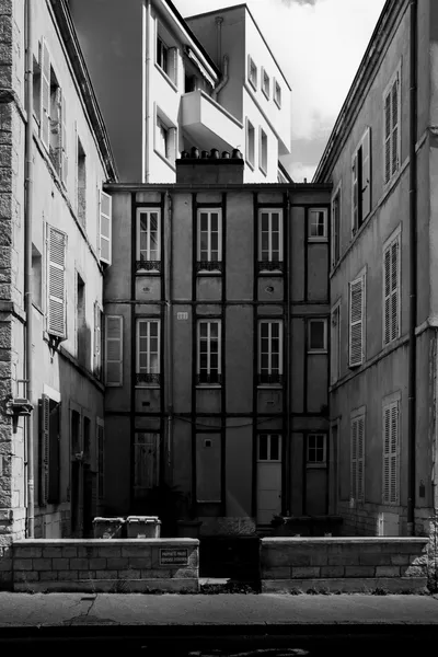 Innenhof mit Altbaufassaden und modernem Wohnhaus in Schwarzweiss